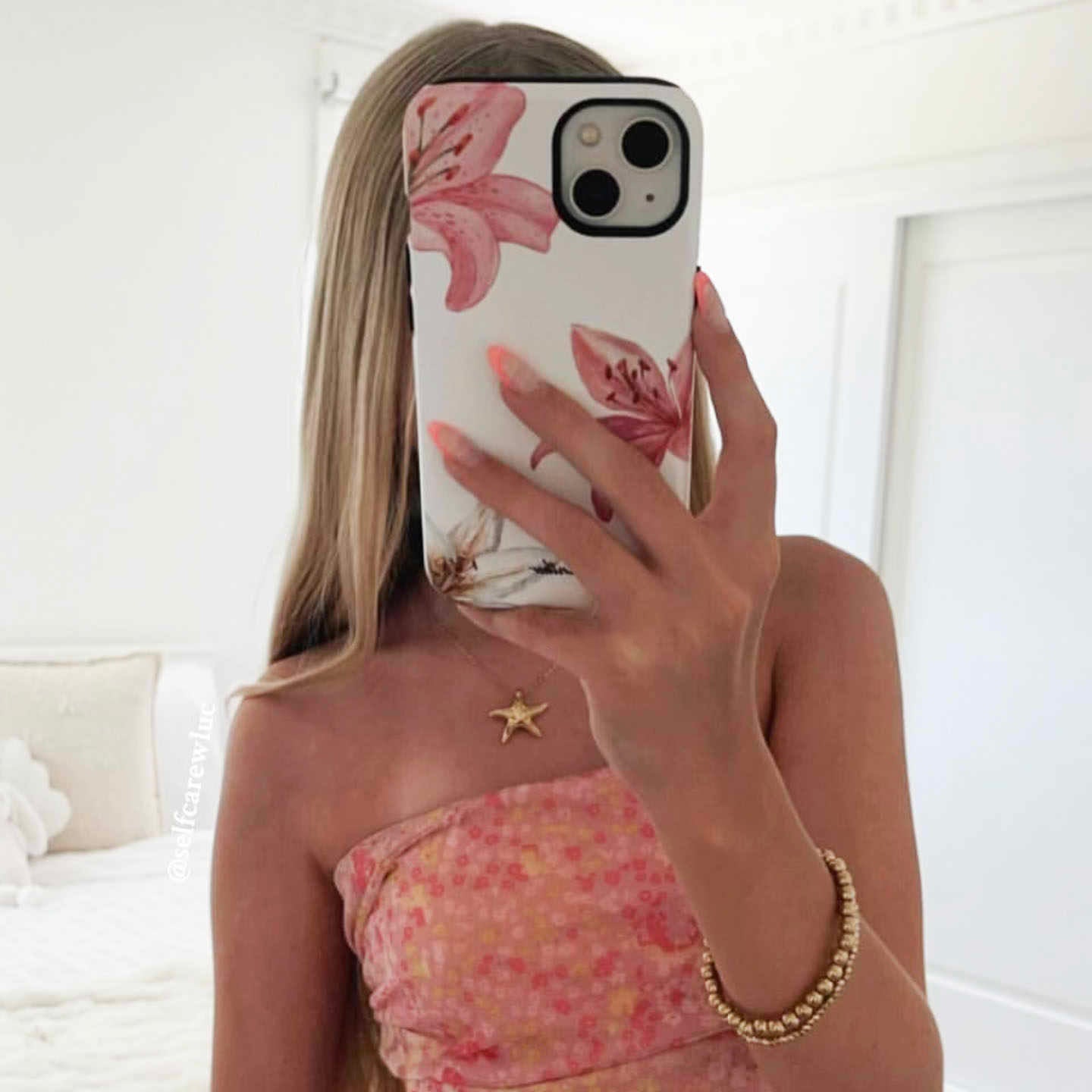 Tiitaa.com × Tiitaa: Small Flower Phone Case runway look in IPHONE 16