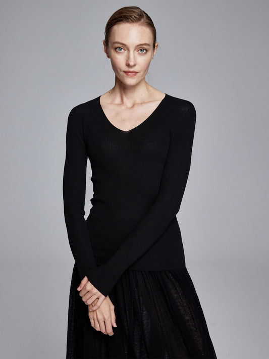 Tiitaa.com × Tiitaa: V - neck Seamless Bottom Shirt(Check Below Same Price With Taobao） runway look in 4