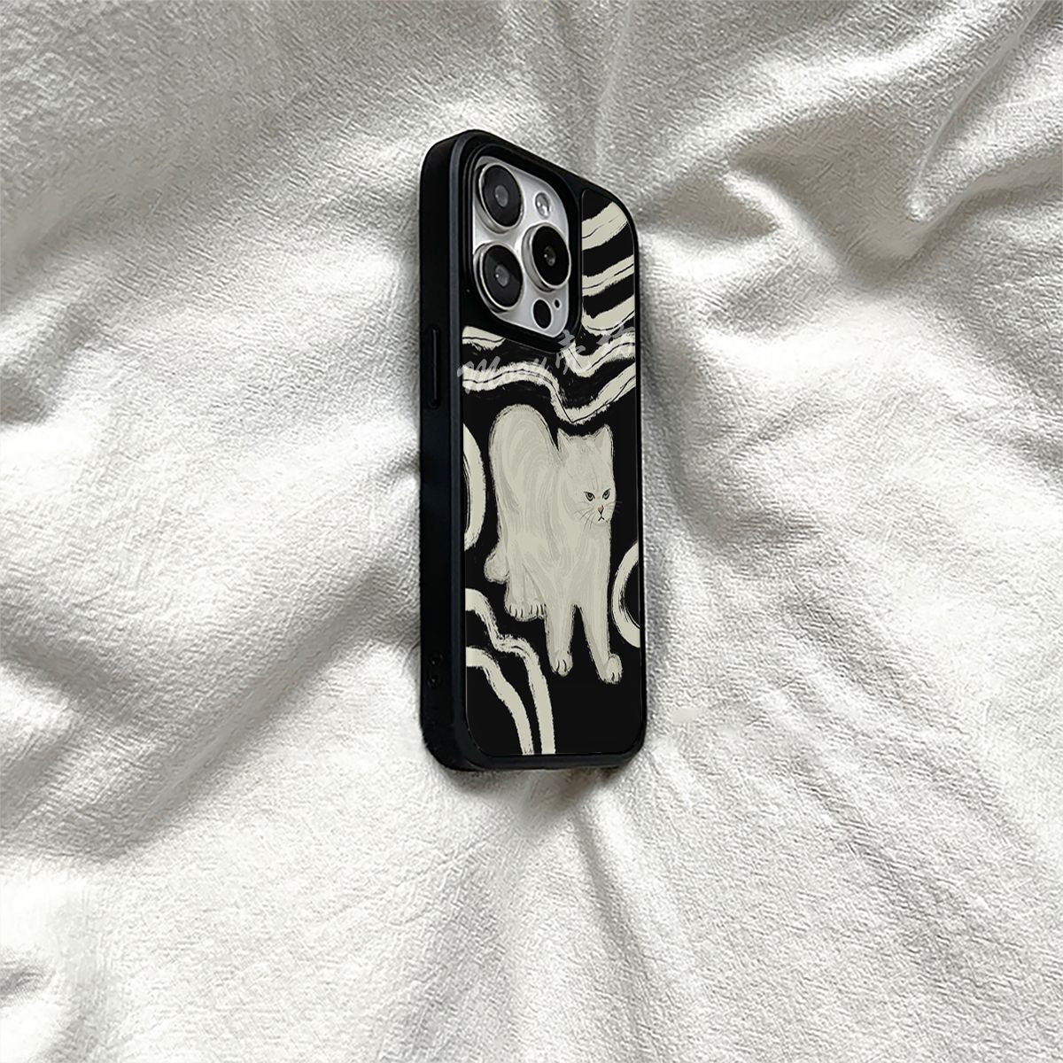 Tiitaa.com × Tiitaa: Cat Phone Case runway look in IPHONE 16