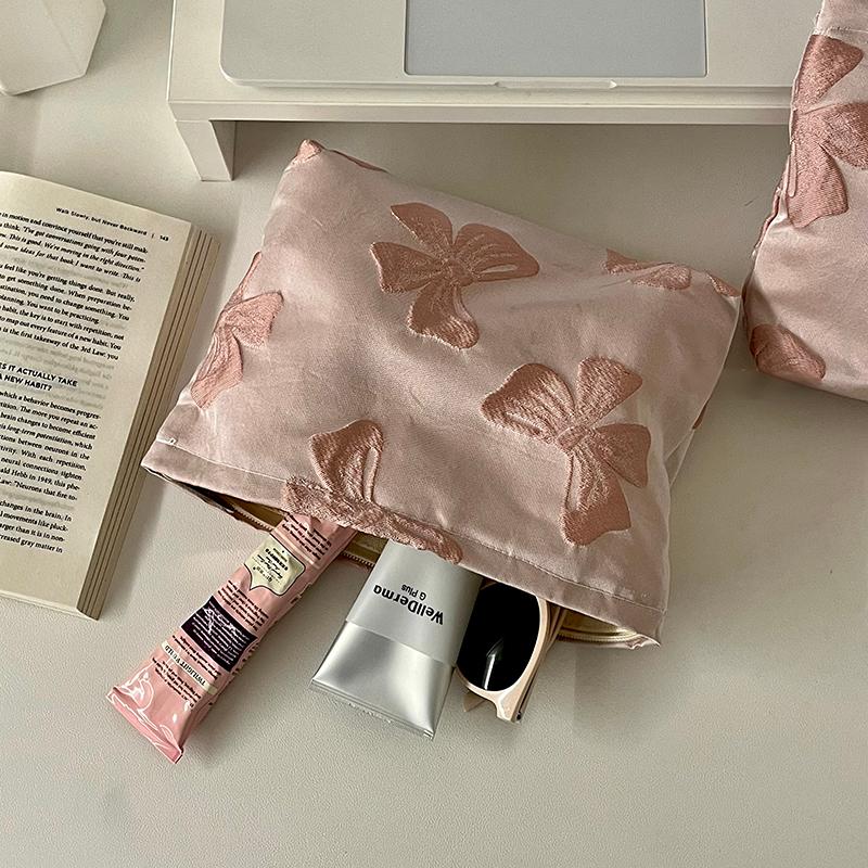 Tiitaa.com × Tiitaa: Bow Cosmetic Bag runway look in Pink