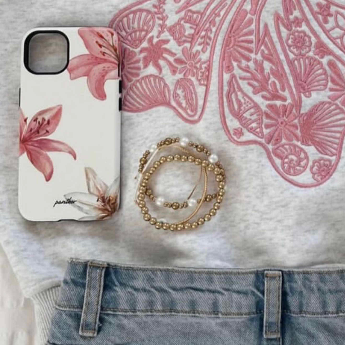 Tiitaa.com × Tiitaa: Small Flower Phone Case runway look in IPHONE 16