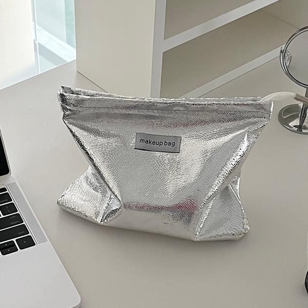 Tiitaa.com × Tiitaa: Burst Flash Cosmetic Bag runway look in Silver