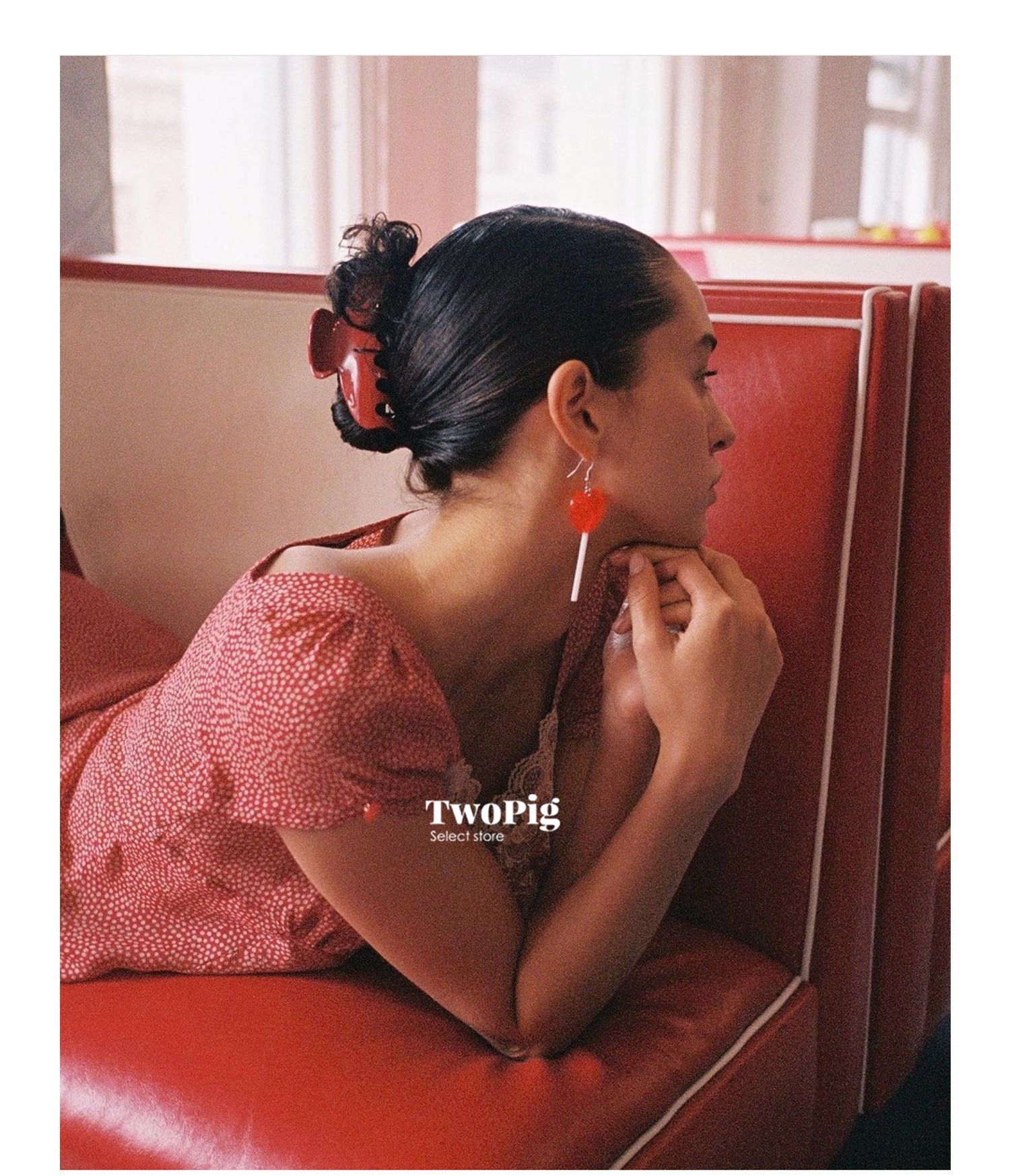 Tiitaa.com × Tiitaa: Red Grab Clip runway look in Red