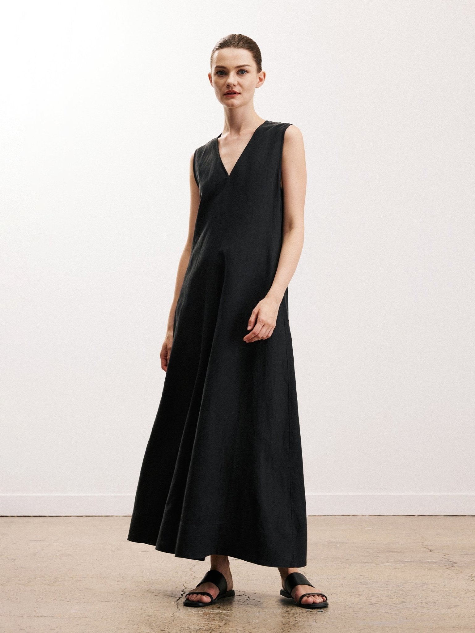 Tiitaa.com × Tiitaa: Long Simple Commuter Little Black Skirt(Check Below Same Price With Taobao） runway look in 6 - 8